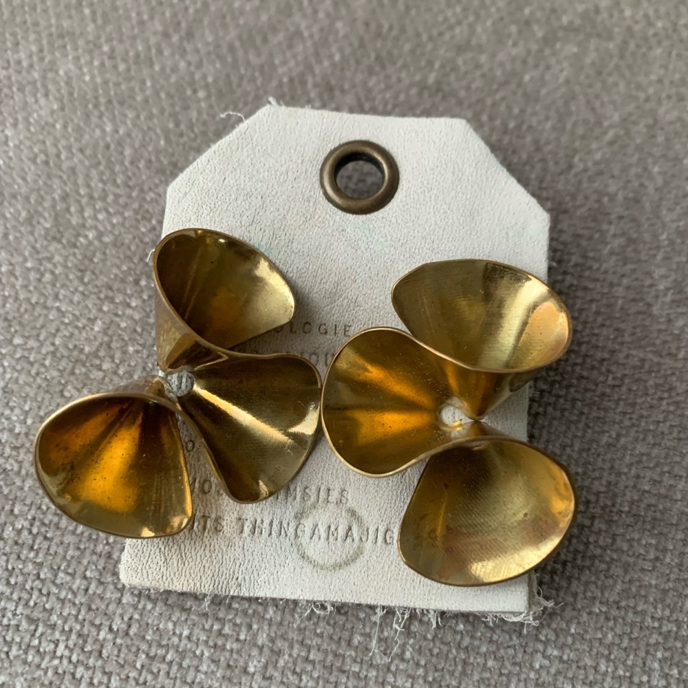Brass wavy fun earrings